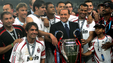 El presidente del AC Milan, Silvio Berlusconi, celebra con los jugadores el título de la UEFA Champions League en el estadio olímpico de Atenas, Grecia, el 23 de mayo de 2007.