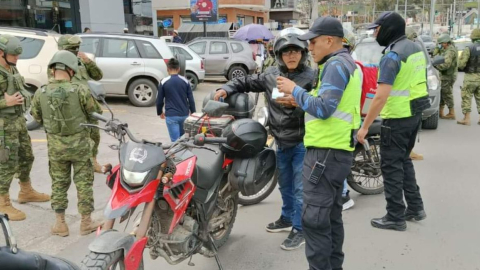 Agentes de tránsito realizan un operativo de control de motos en la Feria Libre, en Cuenca. 