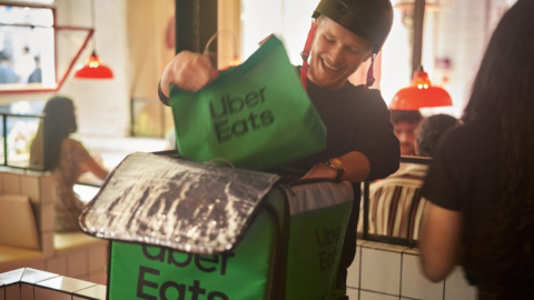 Imagen referencial de un trabajador de entregas a domicilio.