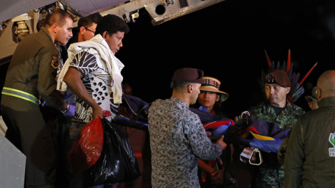 Rescatistas llegan a Bogotá con los cuatro niños rescatados en la selva de Colombia, el 9 de junio de 2023.