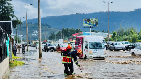 Autos atrapados en la Ruta Viva por un fuerte aguacero, el 12 de mayo de 2023.