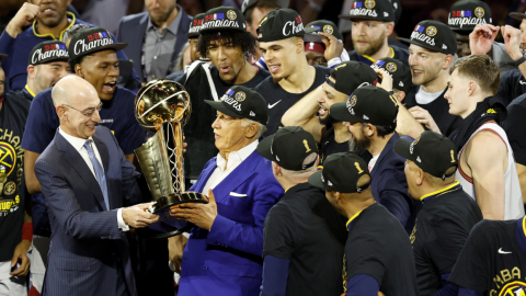 Los jugadores de los Denver Nuggets reciben, el 12 de junio de 2023, el premio a campeones de la NBA, después de vencer a Miami Heat. 