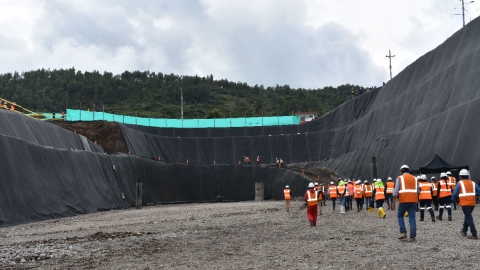 Trabajadores de Emgirs en el relleno sanitario de Quito, el 4 de mayo de 2021