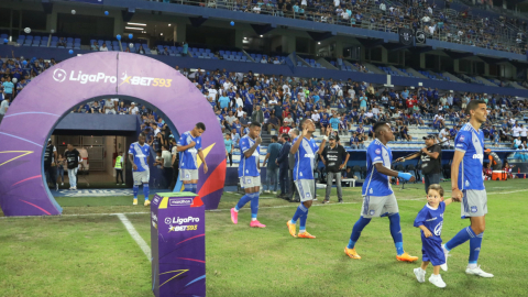 Los jugadores de Emelec ingresan a la cancha del estadio Capwell, el lunes 12 de junio de 2023.