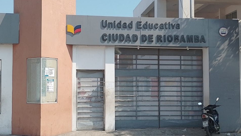 Exteriores de la unidad educativa en el Guasmo Sur, hasta donde ingresaron dos vendedores de droga, el 15 de junio de 2023. 