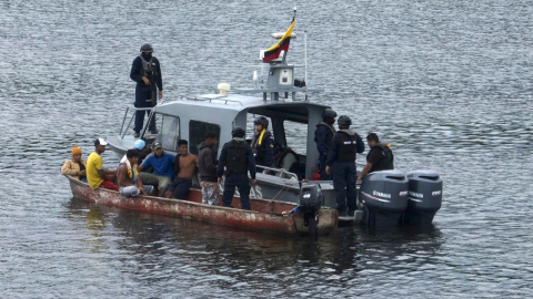 La Armada junto a varias personas en el Golfo de Guayaquil, el   12 de mayo de 2023. 