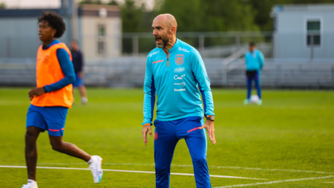 El entrenador Félix Sánchez Bas da indicaciones durante un entrenamiento en Nueva Jersey, el 15 de junio de 2023.