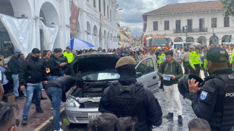 Ciudadanos detuvieron un vehículo de una presunta banda delictiva que pretendía secuestrar y  robar a un adulto mayor en el centro de Cuenca, el 16 de junio de 2023. 