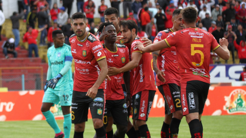 Deportivo Cuenca se enfrenta a Emelec en el estadio Alejandro Serrano Aguilar, el 2 de marzo de 2024.