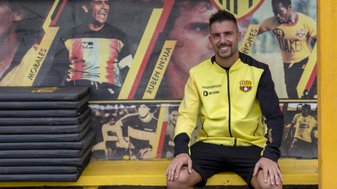 Jonatan Bauman posa con el uniforme de Barcelona en el estadio Banco Pichincha, en junio de 2023. 