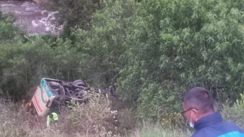 Un bus de pasajeros cayó en una pendiente junto a la vía Ambato - Píllaro.