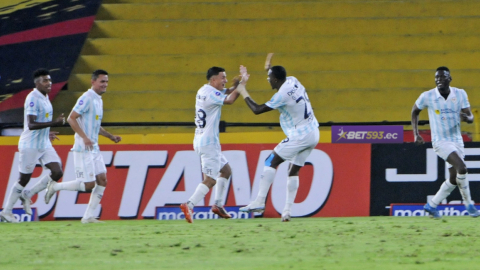 Los jugadores de Universidad Católica festejan un gol ante Barcelona, en el estadio Banco Pichincha, el 18 de junio de 2023.