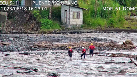 Bomberos atienden la emergencia de una persona ahogada en el río Upano, Macas, el 18 de junio de 2023. 