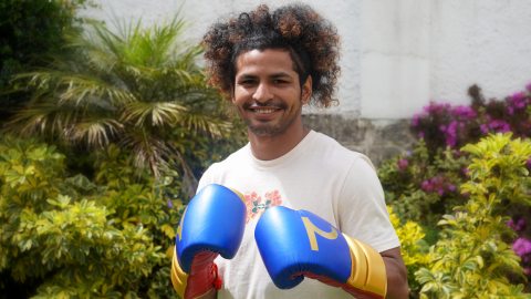 El boxeador ecuatoriano, Jean Carlos Caicedo, posa luego de una entrevista con PRIMICIAS.