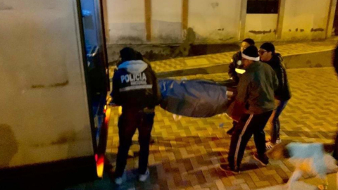 Policías levantan el cuerpo de un presunto ladrón quemado en una parroquia de Pelileo, el 20 de junio de 2023. 