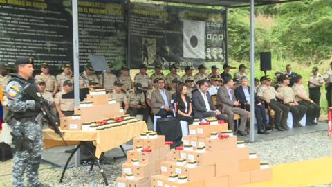 El presidente Guillermo Lasso y autoridades policiales en la entrega de municiones en Guayaquil, el 21 de junio de 2023. 