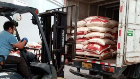 Entrega de pedidos de arroz a clientes de UNA en Quito, mayo de 2020. 