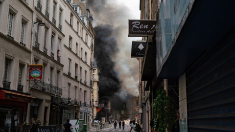 El humo sale de un edificio en Place Alphonse-Laveran en el distrito 5 de París, el 21 de junio de 2023. 