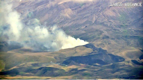 Panorámica del incendio forestal en el pajonal del volcán Chimborazo, el 22 de junio de 2023. 