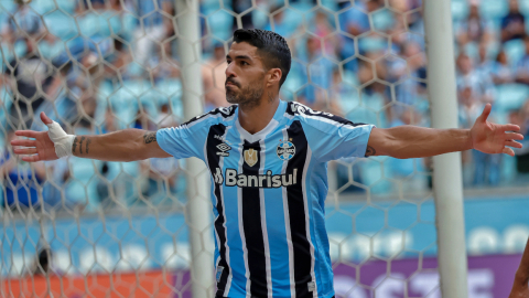 El delantero de Gremio, Luis Suárez, celebra un gol el 4 de febrero de 2023.