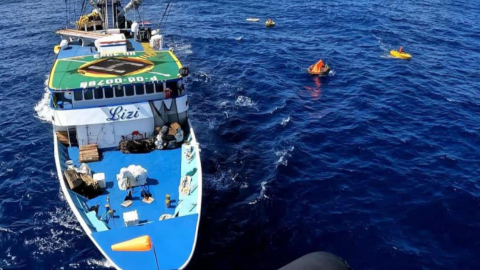 El buque atunero Lizi, que rescató a ocho  navegantes daneses en alta mar, el 22 de junio de 2023. 