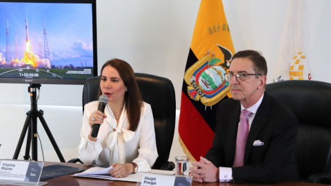 La ministra de Telecomunicaciones, Vianne Maino, junto al representante de la empresa Hughes de internet satelital, el 22 de junio de 2023. 