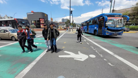 Peatones cruzan por la avenida Patria, en el centro norte de Quito, el 24 de abril de 2023.