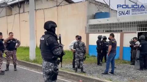 Personal policial afuera del centro de rehabilitación social de Machala, El Oro, el 23 de junio de 2023. 