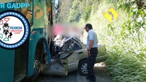 Un bus se chocó contra un vehículo liviano en la vía Alóag-Santo Domingo, el 23 de junio. 