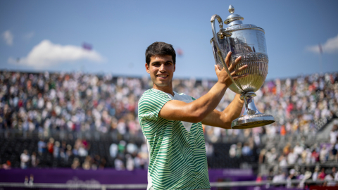 Carlos Alcaraz de España celebra con el trofeo tras vencer a Alex de Minaur de Australia durante su último partido en el Campeonato de Tenis Cinch en Londres, Gran Bretaña, el 25 de junio de 2023.