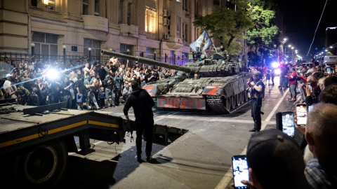 Soldados del Grupo Wagner retiran un tanque de la ciudad de Rostov.