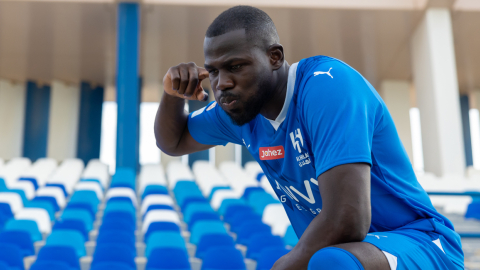 El jugador Kalidou Koulibaly posa con la camiseta del Al Hilal tras confirmarse su fichaje, el 25 de junio de 2023.