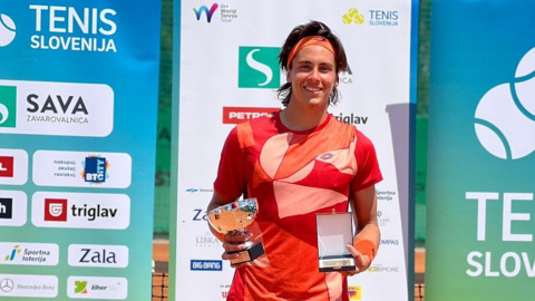 El tenista ecuatoriano, Álvaro Guillén, posa con el trofeo de campeón tras ganar la final del ITF M15 Store.