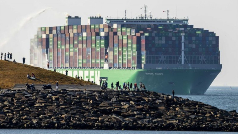 Imagen referencial. Un buque con contenedores arriba al puerto de Róterdam, en Holanda. 