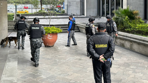 Miembros de la Policía recorren el Ministerio de Educación ante una amenaza de bomba.