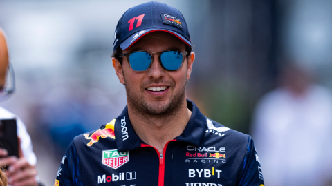 El piloto mexicano, 'Checo' Pérez, de Red Bull, camina durante la primera jornada del GP de España.