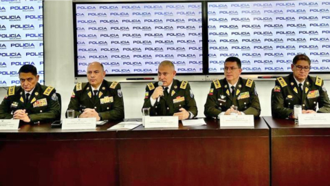 El comandante general de la Policía, Fausto Salinas (centro), durante una rueda de prensa en Quito, el 27 de junio de 2023. 