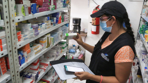 Inspección de Arcsa en una farmacia en Guayaquil, junio de 2023. 