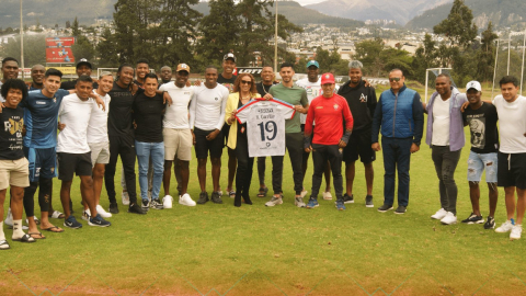 Ronie Carrillo sostiene una camiseta de El Nacional junto a sus compañeros, dirigentes y cuerpo técnico, el 30 de junio de 2023.