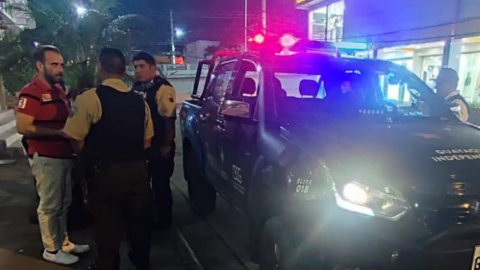 El empresario italiano Benny Colonico en los exteriores del restaurante en Guayaquil, junto a policías, el 28 de junio de 2023. 