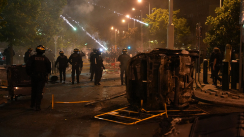 Un carro quemado en una calle de Nanterre, oeste de París, el 28 de junio de 2023. 