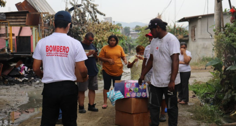 Entrega de donaciones a personas afectadas por incendios.