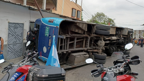 Un bus de transporte urbano se volcó cerca de una vivienda en Guayaquil, el 29 de junio de 2023. 