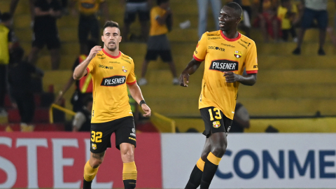 Janner Corozo, de Barcelona, celebra tras anotar su gol durante el partido ante Cerro, por Copa Libertadores, el 29 de junio de 2023.