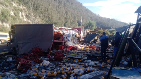 Un camión repartidor se accidentó en la avenida Simón Bolívar, en Quito, el 30 de junio de 2023. 