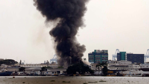 Vista del incendio de una bodega en el sur de Guayaquil, el 30 de junio de 2023. 