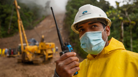 Imagen referencial de un trabajador de la estatal petrolera Petroecuador, en junio de 2023. 