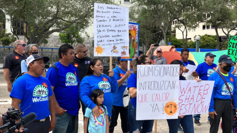 Trabajadores inmigrantes protestan contra la ley migratoria de Florida SB 1718, el 21 de junio de 2023, en Miami, Florida.