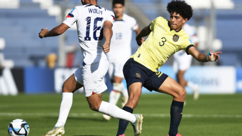 Christian García disputa una pelota en el partido entre Ecuador y Estados Unidos, en el Mundial Sub 20, el 20 de mayo de 2023. 