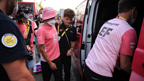 Richard Carapaz se sube al auto del EF, después de hacerse las radiografías, tras sufrir una caída en la Etapa 1 del Tour de Francia, el 1 de julio de 2023.